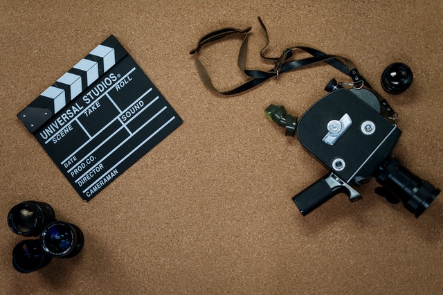 Bobine, caméra, clapet et pellicule, ayant pour but de représenter le cinéma.